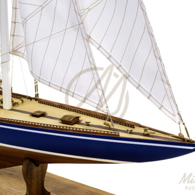 Maquette de l'Endeavour de Qualité Musée - Voilier de Course de Classe J - Maquette en bois, Montée, Prête à Exposer