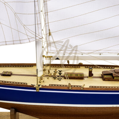 Maquette de l'Endeavour de Qualité Musée - Voilier de Course de Classe J - Maquette en bois, Montée, Prête à Exposer