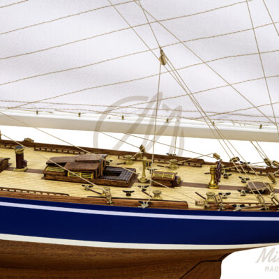 Maquette de l'Endeavour de Qualité Musée - Voilier de Course de Classe J - Maquette en bois, Montée, Prête à Exposer