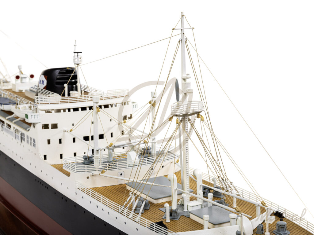 Maquette du Ferdinand de Lessepse- Série Limitée - Paquebot des Messageries Maritimes lancé en 1951 - Maquette en bois, Montée, Prête à Exposer