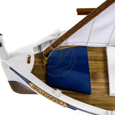 Maquette du Pointu avec Voile - Bateau de Pêche de Provence - Maquette en bois, Montée, Prête à Exposer
