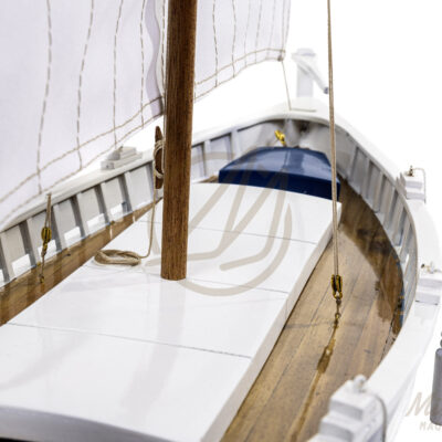 Maquette du Pointu avec Voile - Bateau de Pêche de Provence - Maquette en bois, Montée, Prête à Exposer