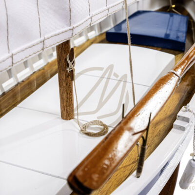 Maquette du Pointu avec Voile - Bateau de Pêche de Provence - Maquette en bois, Montée, Prête à Exposer