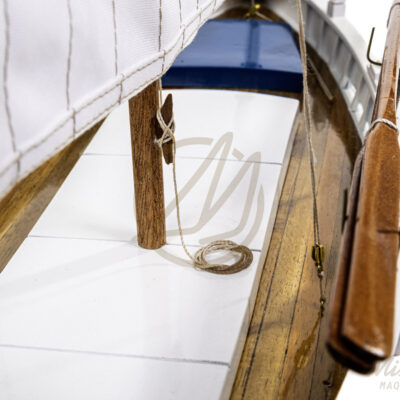 Maquette du Pointu avec Voile - Bateau de Pêche de Provence - Maquette en bois, Montée, Prête à Exposer