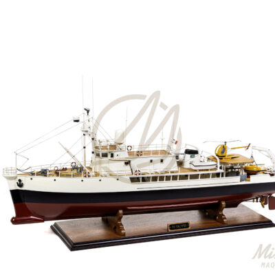 Maquette de la Calypso - Navire d'exploration du Commandant Cousteau - Maquette en bois, Montée, Prête à Exposer