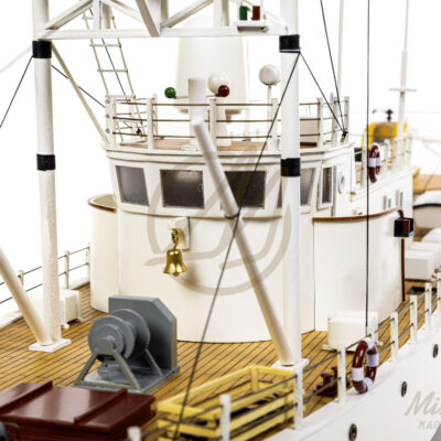 Maquette de la Calypso - Navire d'exploration du Commandant Cousteau - Maquette en bois, Montée, Prête à Exposer