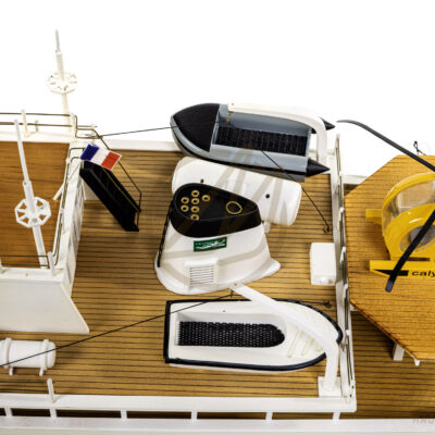 Maquette de la Calypso - Navire d'exploration du Commandant Cousteau - Maquette en bois, Montée, Prête à Exposer