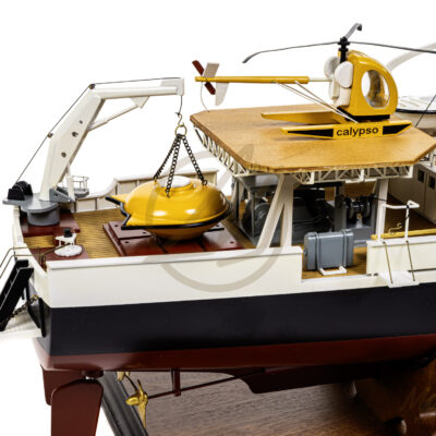 Maquette de la Calypso - Navire d'exploration du Commandant Cousteau - Maquette en bois, Montée, Prête à Exposer