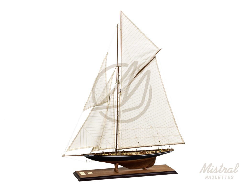 Maquette du Britania de Qualité Musée - Voilier de Course de Classe J - Maquette en bois, Montée, Prête à Exposer