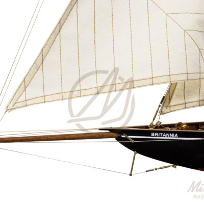 Maquette du Britania de Qualité Musée - Voilier de Course de Classe J - Maquette en bois, Montée, Prête à Exposer