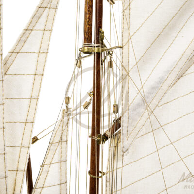 Maquette du Britania de Qualité Musée - Voilier de Course de Classe J - Maquette en bois, Montée, Prête à Exposer