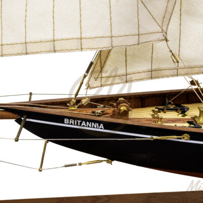 Maquette du Britania de Qualité Musée - Voilier de Course de Classe J - Maquette en bois, Montée, Prête à Exposer