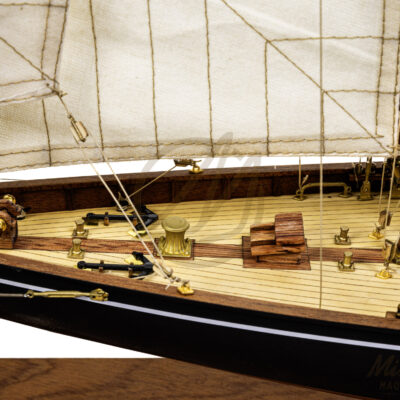 Maquette du Britania de Qualité Musée - Voilier de Course de Classe J - Maquette en bois, Montée, Prête à Exposer