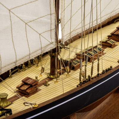 Maquette du Britania de Qualité Musée - Voilier de Course de Classe J - Maquette en bois, Montée, Prête à Exposer