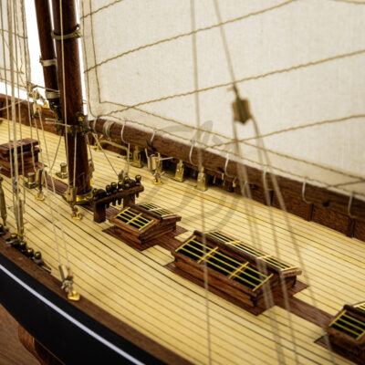 Maquette du Britania de Qualité Musée - Voilier de Course de Classe J - Maquette en bois, Montée, Prête à Exposer