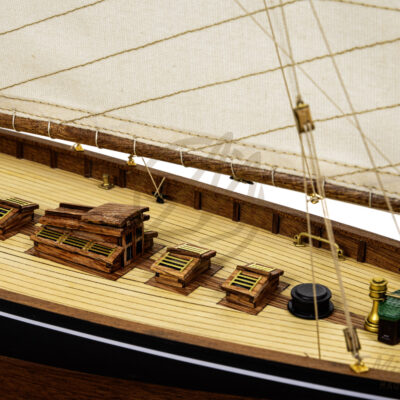 Maquette du Britania de Qualité Musée - Voilier de Course de Classe J - Maquette en bois, Montée, Prête à Exposer