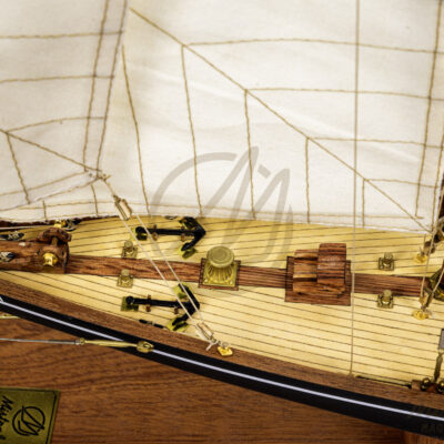 Maquette du Britania de Qualité Musée - Voilier de Course de Classe J - Maquette en bois, Montée, Prête à Exposer