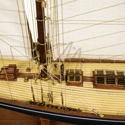 Maquette du Britania de Qualité Musée - Voilier de Course de Classe J - Maquette en bois, Montée, Prête à Exposer