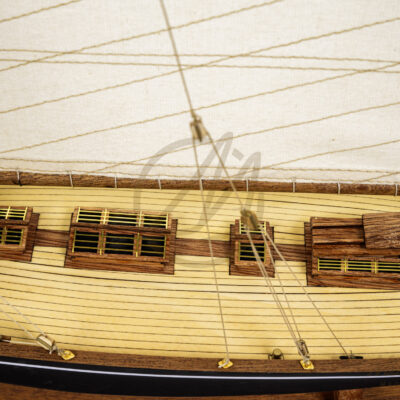 Maquette du Britania de Qualité Musée - Voilier de Course de Classe J - Maquette en bois, Montée, Prête à Exposer