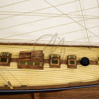 Maquette du Britania de Qualité Musée - Voilier de Course de Classe J - Maquette en bois, Montée, Prête à Exposer