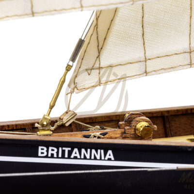 Maquette du Britania de Qualité Musée - Voilier de Course de Classe J - Maquette en bois, Montée, Prête à Exposer