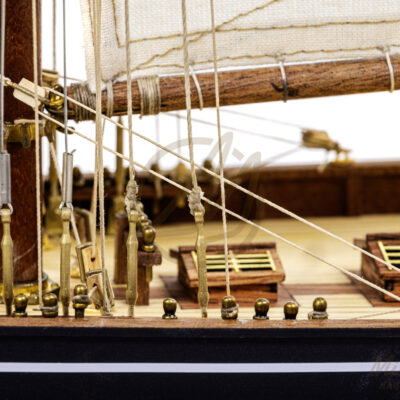Maquette du Britania de Qualité Musée - Voilier de Course de Classe J - Maquette en bois, Montée, Prête à Exposer