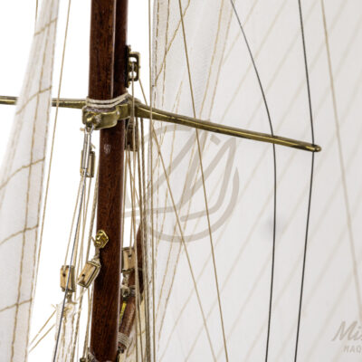 Maquette du Britania de Qualité Musée - Voilier de Course de Classe J - Maquette en bois, Montée, Prête à Exposer