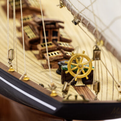 Maquette du Britania de Qualité Musée - Voilier de Course de Classe J - Maquette en bois, Montée, Prête à Exposer