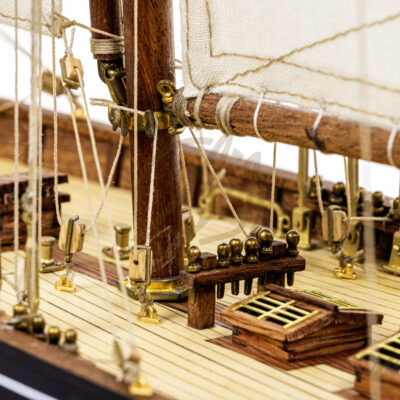 Maquette du Britania de Qualité Musée - Voilier de Course de Classe J - Maquette en bois, Montée, Prête à Exposer