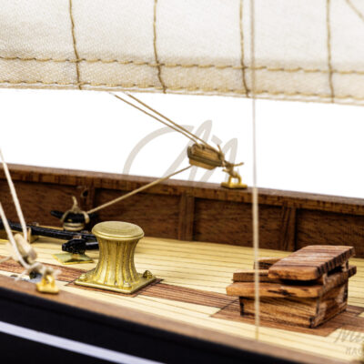Maquette du Britania de Qualité Musée - Voilier de Course de Classe J - Maquette en bois, Montée, Prête à Exposer