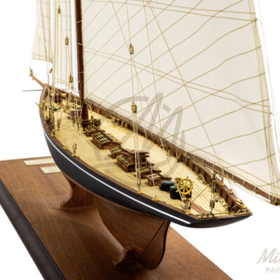 Maquette du Britania de Qualité Musée - Voilier de Course de Classe J - Maquette en bois, Montée, Prête à Exposer