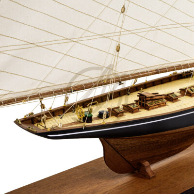 Maquette du Britania de Qualité Musée - Voilier de Course de Classe J - Maquette en bois, Montée, Prête à Exposer