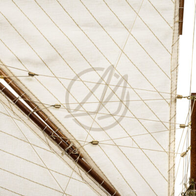 Maquette du Britania de Qualité Musée - Voilier de Course de Classe J - Maquette en bois, Montée, Prête à Exposer