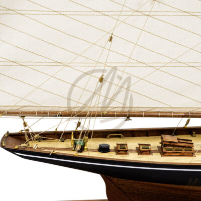 Maquette du Britania de Qualité Musée - Voilier de Course de Classe J - Maquette en bois, Montée, Prête à Exposer