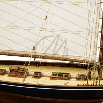 Maquette du Britania de Qualité Musée - Voilier de Course de Classe J - Maquette en bois, Montée, Prête à Exposer