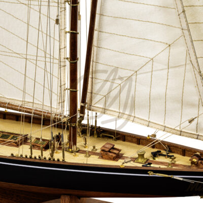 Maquette du Britania de Qualité Musée - Voilier de Course de Classe J - Maquette en bois, Montée, Prête à Exposer