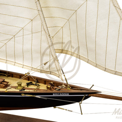 Maquette du Britania de Qualité Musée - Voilier de Course de Classe J - Maquette en bois, Montée, Prête à Exposer
