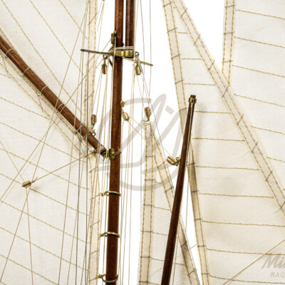 Maquette du Britania de Qualité Musée - Voilier de Course de Classe J - Maquette en bois, Montée, Prête à Exposer