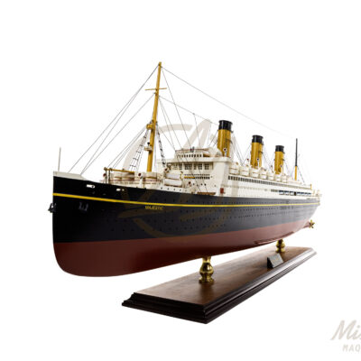 Maquette du RMS Majestic en bois haut de gamme déjà montée vue d’ensemble