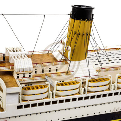 Maquette du RMS Majestic haut de gamme avec gréement et structures détaillées vue globale