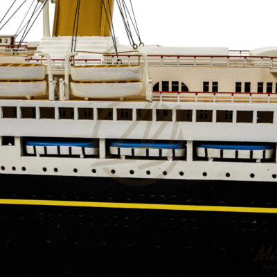 Maquette du RMS Majestic en bois peinte à la main coque précise et superstructures vue détaillée
