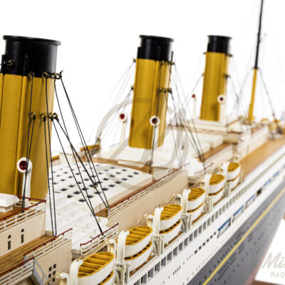 Maquette du RMS Majestic haut de gamme avec gréement et structures détaillées vue globale