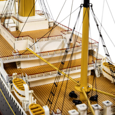 Maquette du RMS Majestic en bois détaillée finitions soignées vue du pont