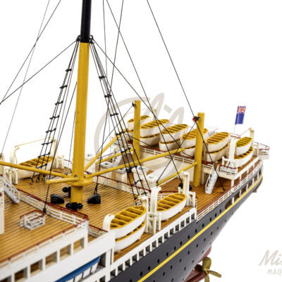 Maquette du RMS Majestic en bois détaillée finitions soignées vue du pont