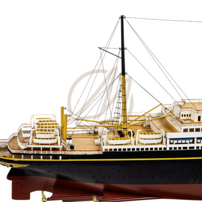 Maquette du RMS Majestic en bois peinte à la main coque précise et superstructures vue détaillée