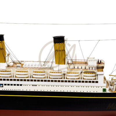 Maquette du RMS Majestic en bois peinte à la main coque précise et superstructures vue détaillée