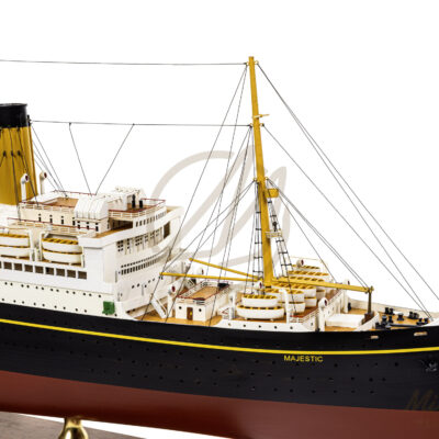 Maquette du RMS Majestic en bois peinte à la main coque précise et superstructures vue détaillée