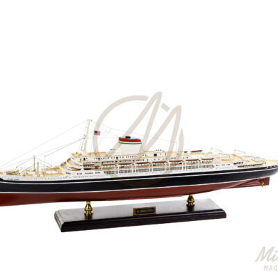 Maquette du Andrea Doria en bois haut de gamme déjà montée vue d’ensemble du paquebot