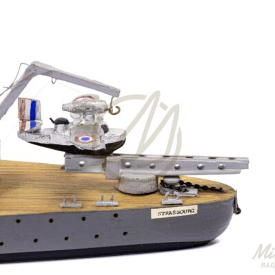 Maquette du Strasbourg en bois zoom sur détails du navire