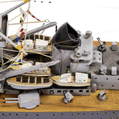 Maquette du Strasbourg en bois zoom sur détails du navire